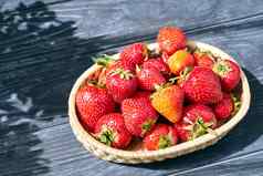 草莓柳条篮子春天波兰