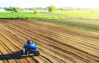 农民拖拉机培养农场场磨放松土壤删除植物根过去的收获培养土地种植食物生产蔬菜种植园