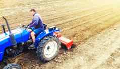农民拖拉机培养农场场场土地准备作物种植磨放松土壤删除植物根过去的收获培养设备