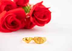 婚礼庆祝活动情人节一天红色的玫瑰花束婚礼环孤立的白色背景概念爱浪漫
