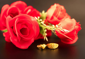 婚礼庆祝活动情人节一天红色的玫瑰花束婚礼环孤立的黑暗背景概念爱浪漫