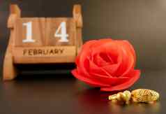 庆祝活动情人节一天红色的玫瑰婚礼环木日历2月日期孤立的黑暗背景概念爱浪漫
