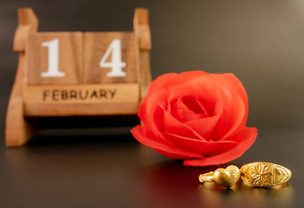 庆祝<strong>活动情人节</strong>一天红色的玫瑰婚礼环木日历2月日期孤立的黑暗背景概念爱浪漫