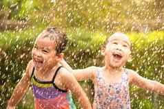 可爱的女孩有趣的多雨的后院孩子们享受