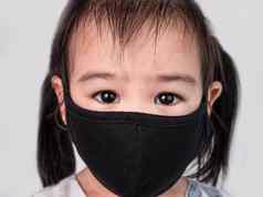 肖像亚洲孩子女孩穿面部面具保护空气污染病毒疫情白色背景健康护理概念