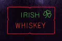 霓虹灯爱尔兰威士忌标志多雨的窗口