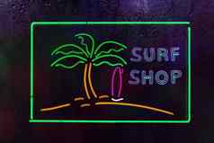 霓虹灯冲浪商店标志多雨的窗口