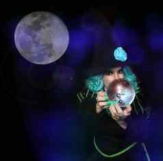 女巫水晶球完整的月亮