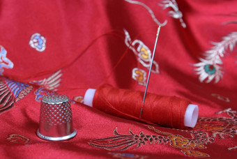 顶针线程亚洲红色的丝绸织物