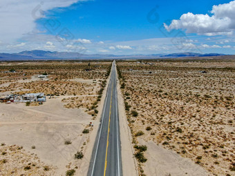 空中视图没完没了的<strong>沙漠</strong>直尘土飞扬的沥青路约书亚树公园美国