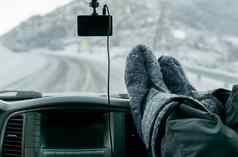 脚乘客车面板温暖的靴子冬天山道路