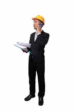 完整的肖像亚洲工程师男人。站孤立的白色背景剪裁路径工程师黄色的安全头盔蓝图手持有纸文件移动电话