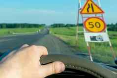 司机的手操舵轮车背景郊区高速公路背景路标志速度限制警告相机照片视频记录