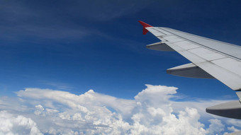 飞机飞行翼飞机飞行白色云蓝色的天空美丽的空中视图窗口飞机旅行时间飞机假期假期时间