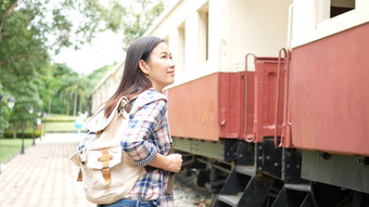 快乐亚洲旅游女人背包走火车铁路站开始旅行旅行亚洲古董火车休闲旅游旅行火车运输