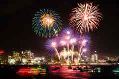 节日色彩斑斓的烟花光天空城市晚上场景假期节日庆祝活动背景