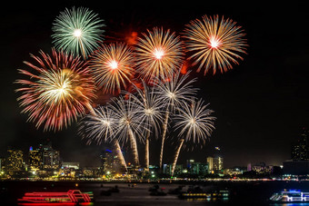 节日色彩斑斓的烟花光天空城市晚上场景假期节日<strong>庆祝活动背景</strong>