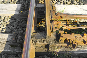 铁路特写镜头铁路跟踪铁生锈的火车铁路细节黑暗石头