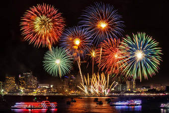 节日色彩斑斓的烟花光天空城市晚上场景假期节日庆祝活动背景