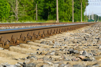 铁路特写镜头铁路跟踪铁生锈的火车铁路细节黑暗石头