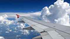 白色云蓝色的天空窗口飞机旅行假期概念