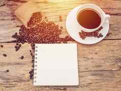 热咖啡杯咖啡豆笔记本木表格咖啡背景菜单咖啡馆咖啡商店