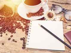 热咖啡杯咖啡豆笔记本铅笔木表格咖啡背景菜单咖啡馆咖啡商店