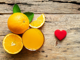 玻璃新鲜的橙色汁集团新鲜的橙色水果绿色叶子木背景红色的心形状维生素水果产品显示蒙太奇工作室拍摄