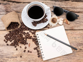 新鲜的表示咖啡杯咖啡豆木表格装修干花太阳镜空空白书页面咖啡背景菜单咖啡馆咖啡商店