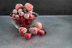 冻水果冻水果混合物醋栗樱桃草莓维生素混合黑暗背景