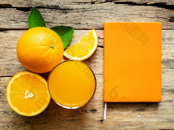 玻璃新鲜的橙色汁集团新鲜的橙色水果绿色叶子木背景橙色封面书颜色维生素水果产品显示蒙太奇工作室拍摄