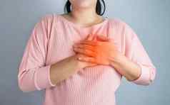 亚洲年轻的女人痛苦胸部疼痛引起的心疾病