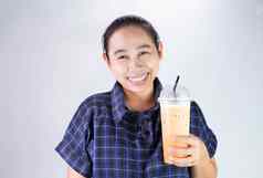 快乐亚洲年轻的女人喝泰国茶牛奶受欢迎的饮料亚洲