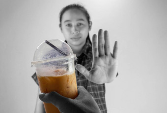亚洲年轻的女人拒绝冰泰国牛奶茶健康的生活方式饮食概念