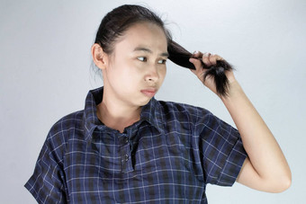 肖像亚洲年轻的女人<strong>结束</strong>长头发护理问题干头发分裂<strong>结束</strong>治疗头发护理概念