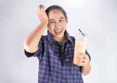 亚洲年轻的女人触碰头手大脑冻结喝冷水健康护理概念
