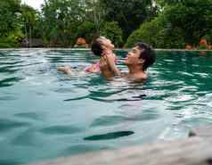 肖像父亲女儿享受夏天假期游泳池北部度假胜地泰国