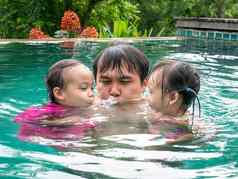 肖像父亲女儿享受夏天假期游泳池北部度假胜地泰国