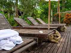 木日光浴浴床在游泳池边北部度假胜地泰国
