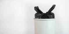 塑料瓶黑色的垃圾袋结合垃圾等待回收概念保存地球