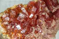 红色的vanadite晶体基石