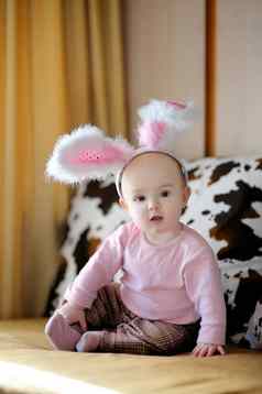 婴儿女孩粉红色的兔子耳朵
