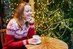 女孩假期毛衣喝咖啡热巧克力咖啡馆装饰圣诞节