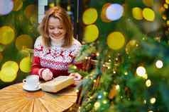 女孩假期毛衣喝咖啡热巧克力咖啡馆装饰圣诞节