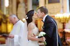 新娘新郎接吻教堂