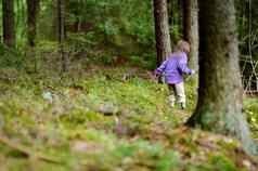 可爱的女孩徒步旅行森林
