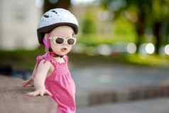 女孩准备好了骑自行车