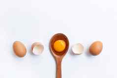 鸡蛋蛋蛋黄木勺子孤立的白色背景