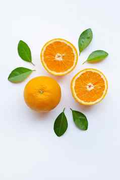 新鲜的橙色柑橘类水果片叶子白色背景