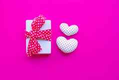 礼物盒子情人节心粉红色的背景